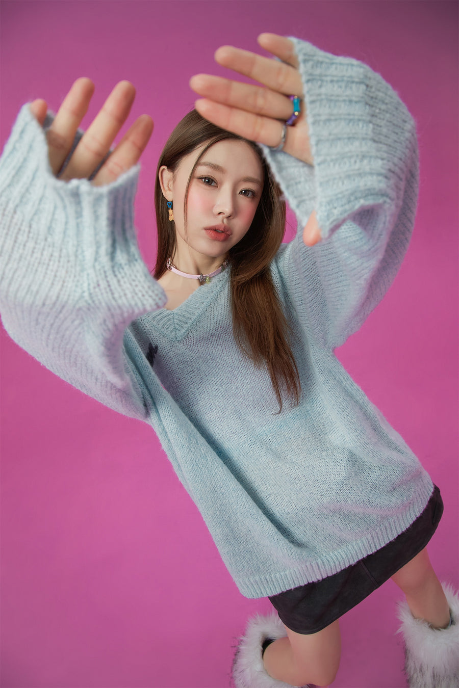 CHUU Heart V-Neck Knit Top