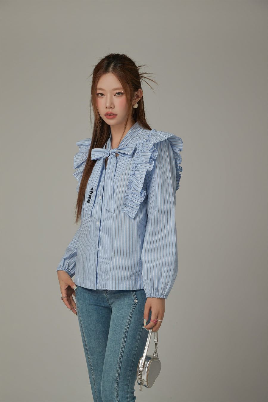 CHUU Logo Tie Ruffle Striped Blouse