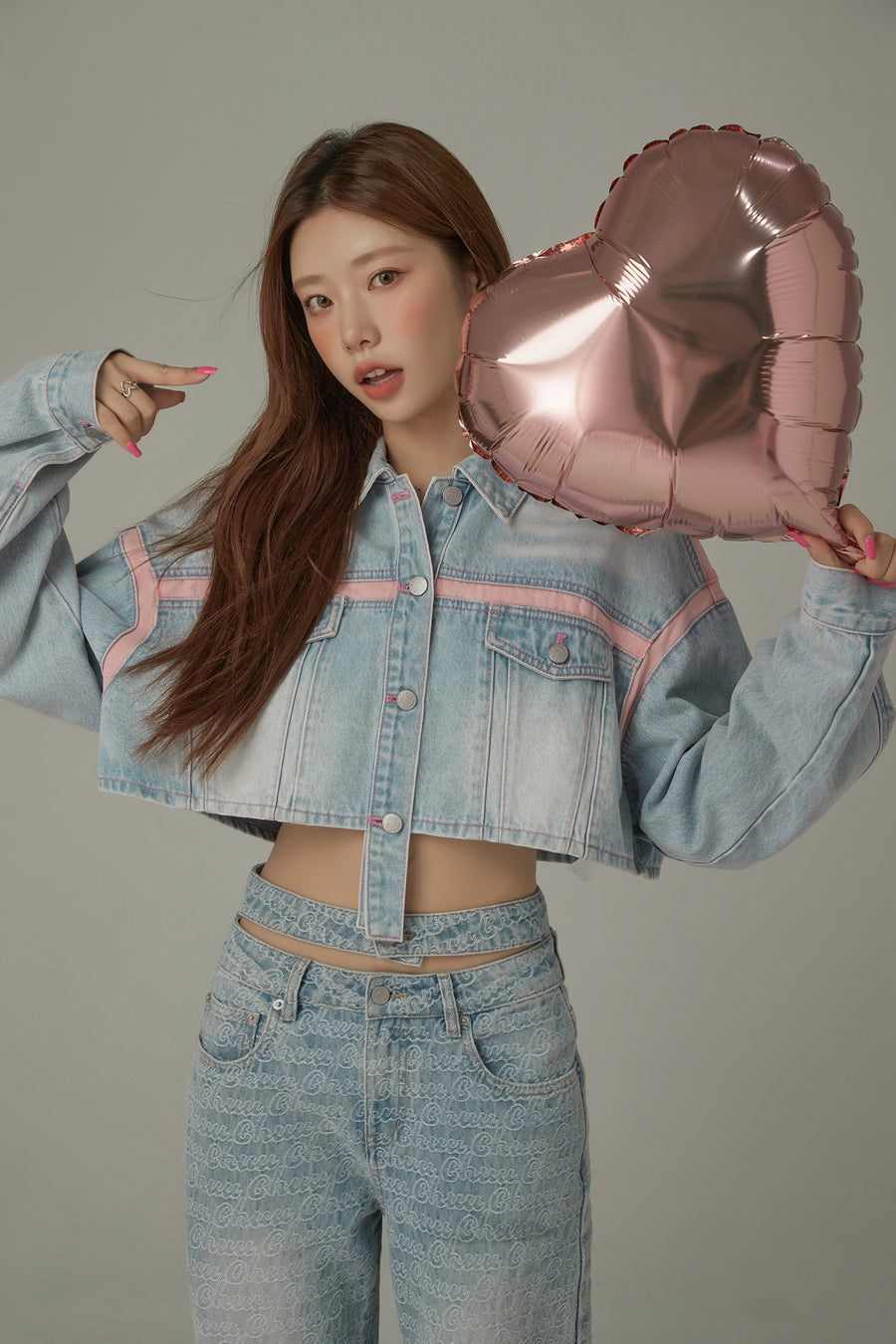 CHUU Pop Of Color Cropped Denim Jacket