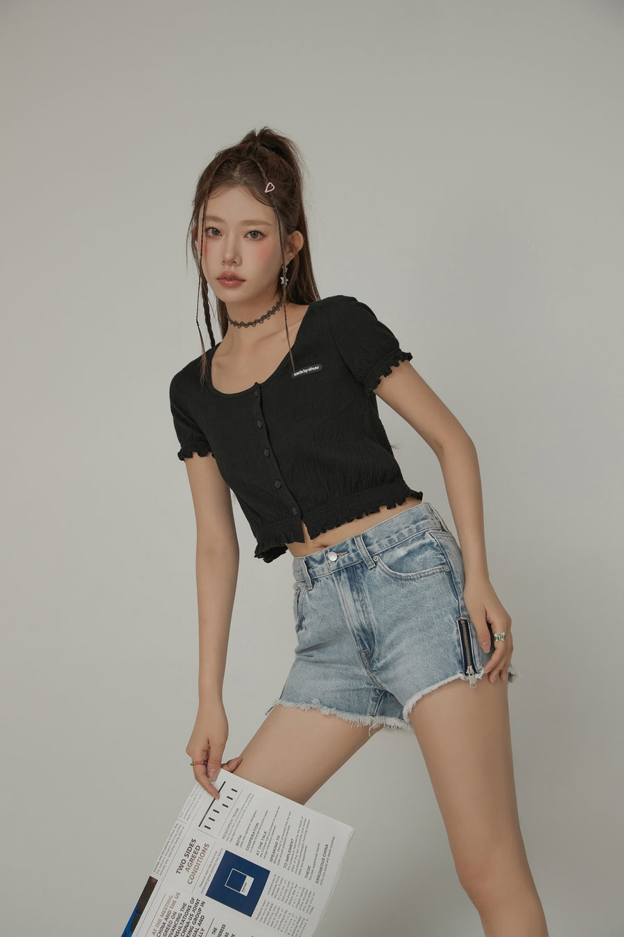 CHUU U Neck Ruffle Button Cardigan Crop Top