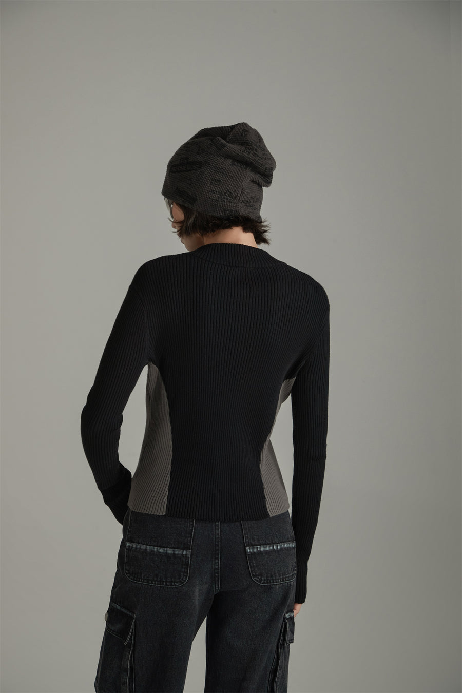 CHUU Two Toned Slim Knit Sweater