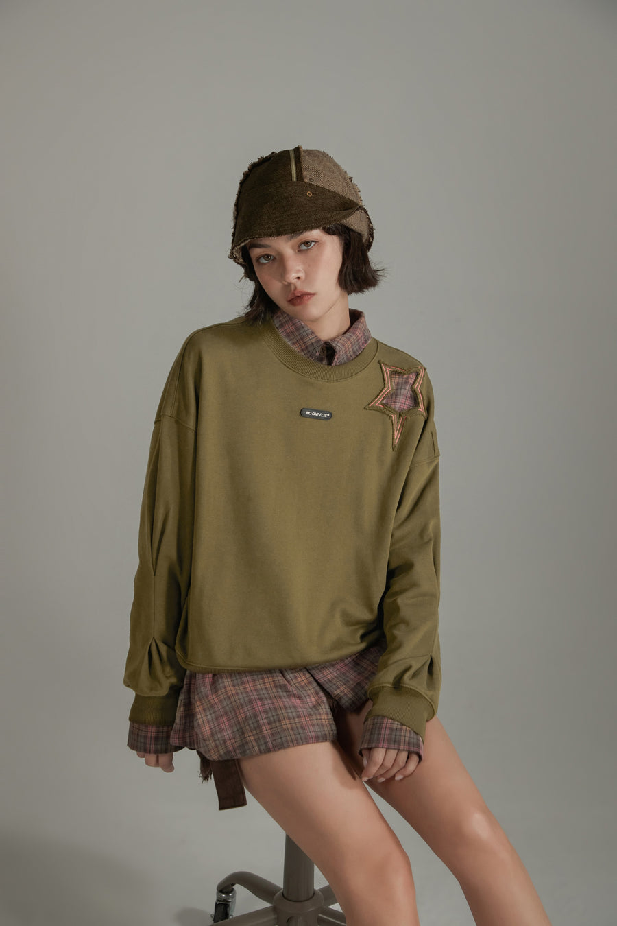 CHUU Star Boxy Simple Sweatshirt