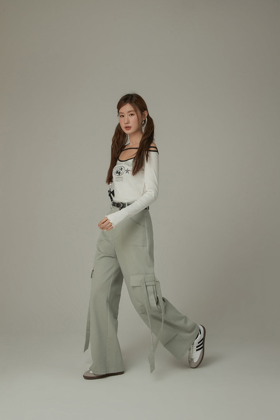 CHUU Trendy Wide Cargo Pockets Pants