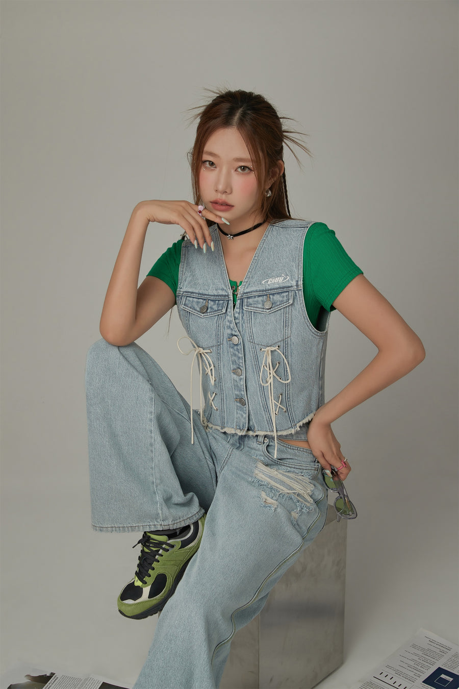 CHUU Lace Up Bow Denim Vest