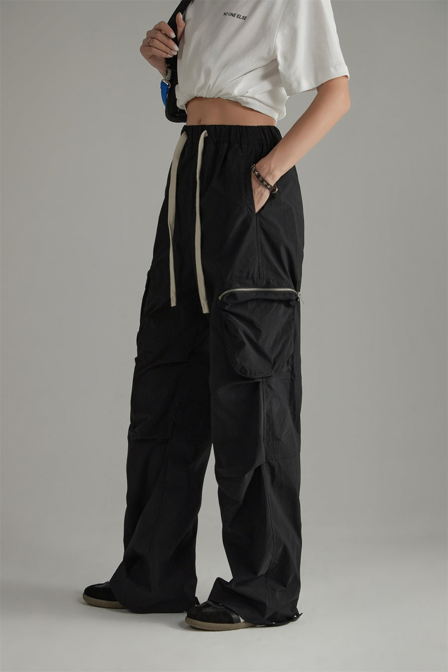 CHUU Casual Drawstring Wide Cargo Pants