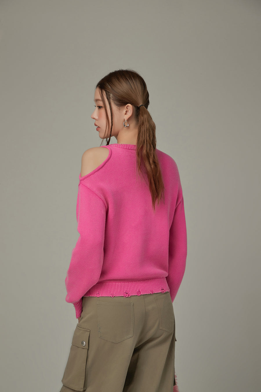 CHUU One Shoulder Cut Out Distressed Knit Sweater