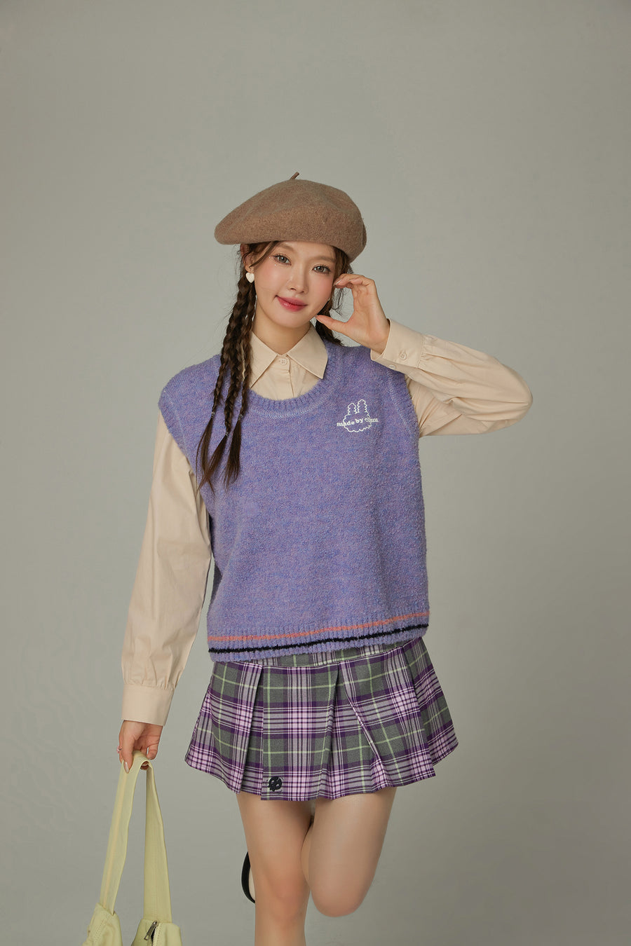 CHUU Color Embroidery Sleeveless Knit Sweater