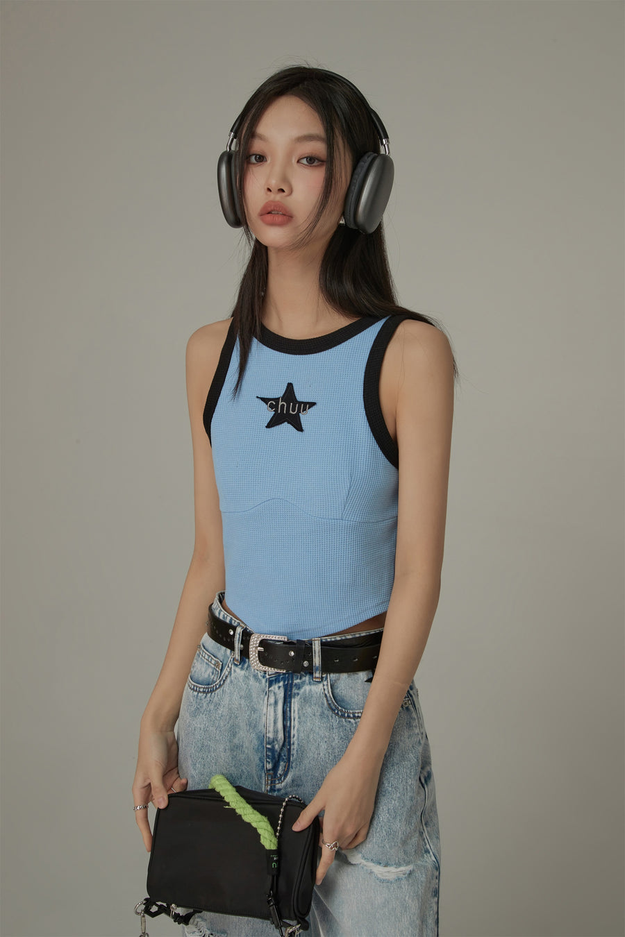 CHUU Chuu Star Center Line-Colored Sleeveless Semi Crop T-Shirt