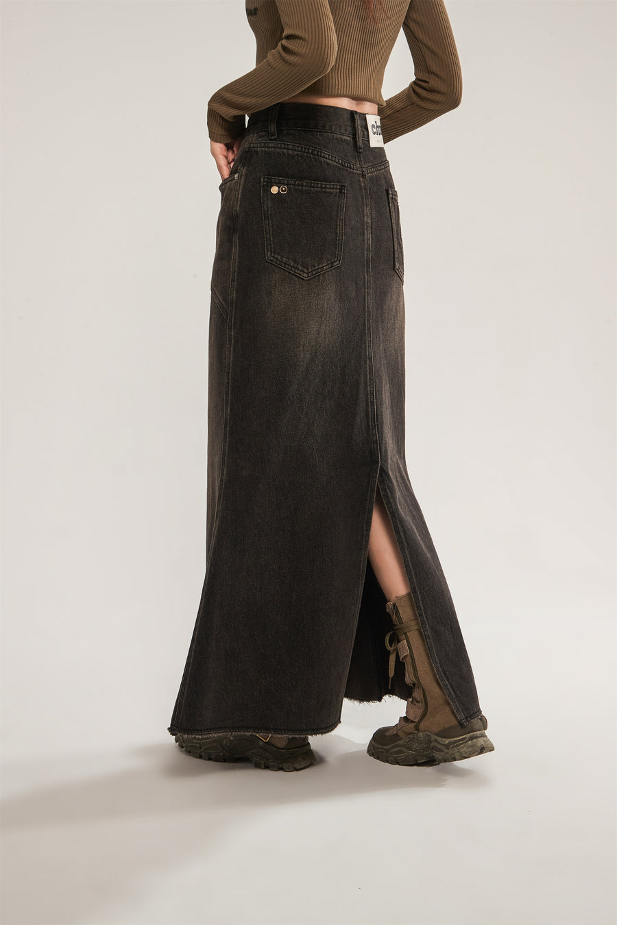 CHUU Slit Denim Long Skirt