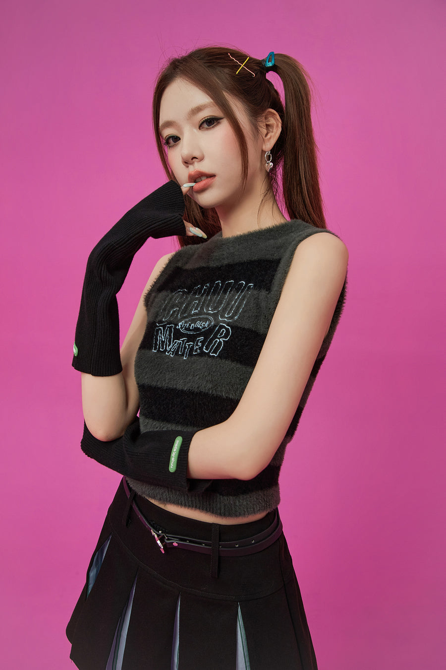 CHUU Lettering Fuzzy Sleeveless Sweater