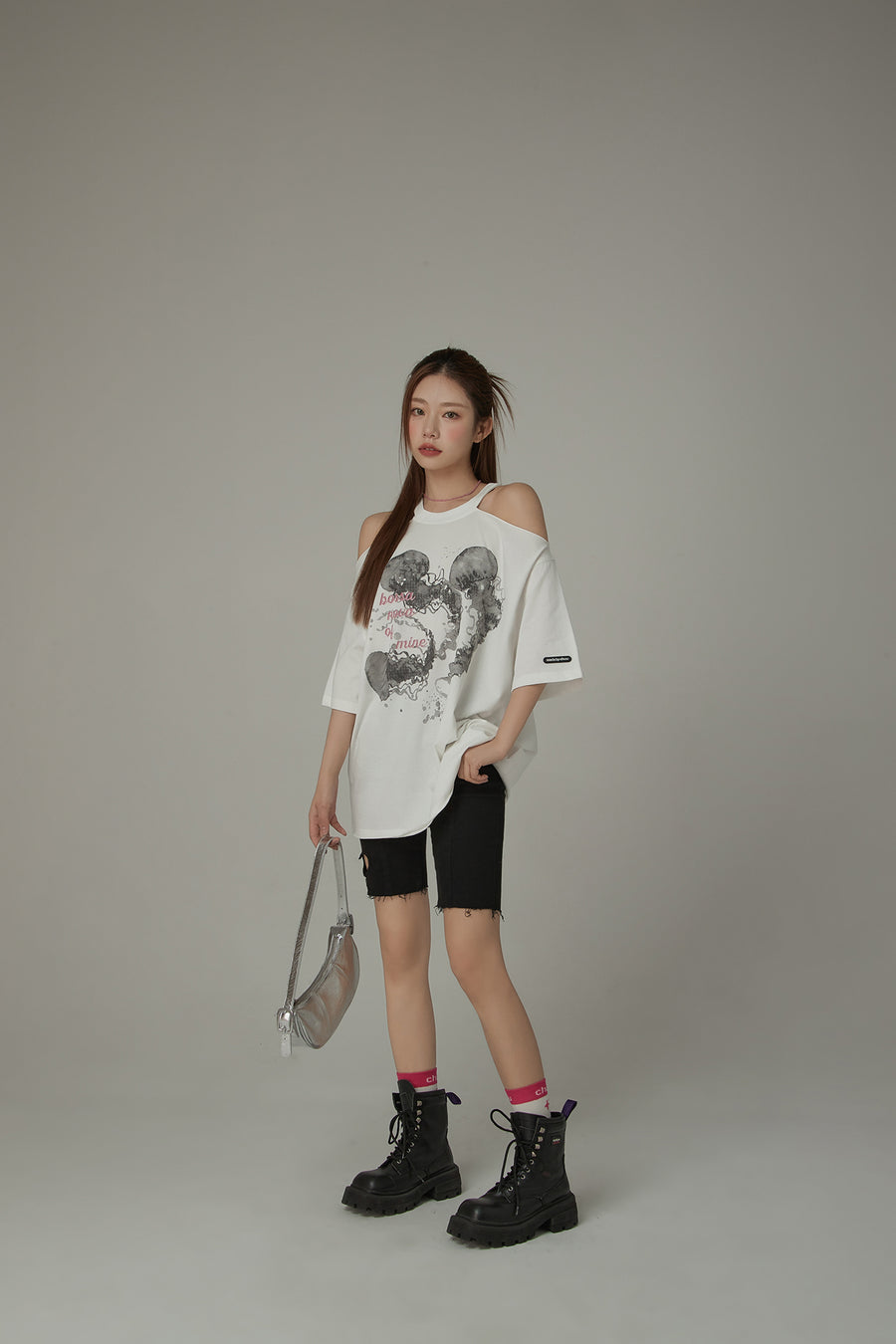 CHUU Off-The-Shoulder Jelly Fish Loose-Fitting T-Shirt