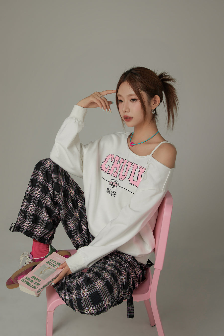 CHUU Logo One Shoulder Loose Fit Sweatshirt