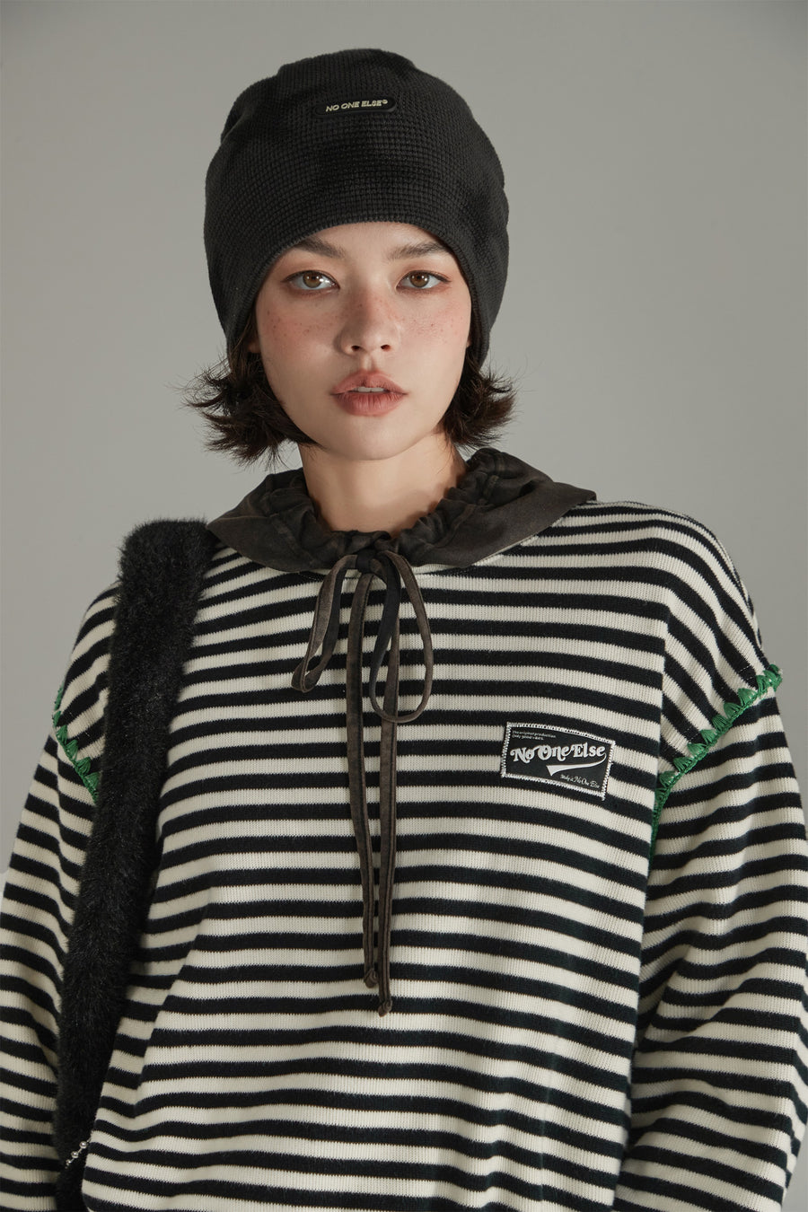 CHUU Stitch Stripe Simple Sweatshirt