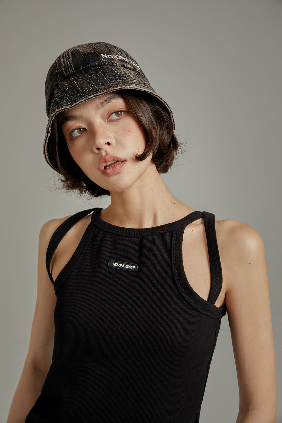 CHUU Shoulder Slits Logo Basic Slim Top