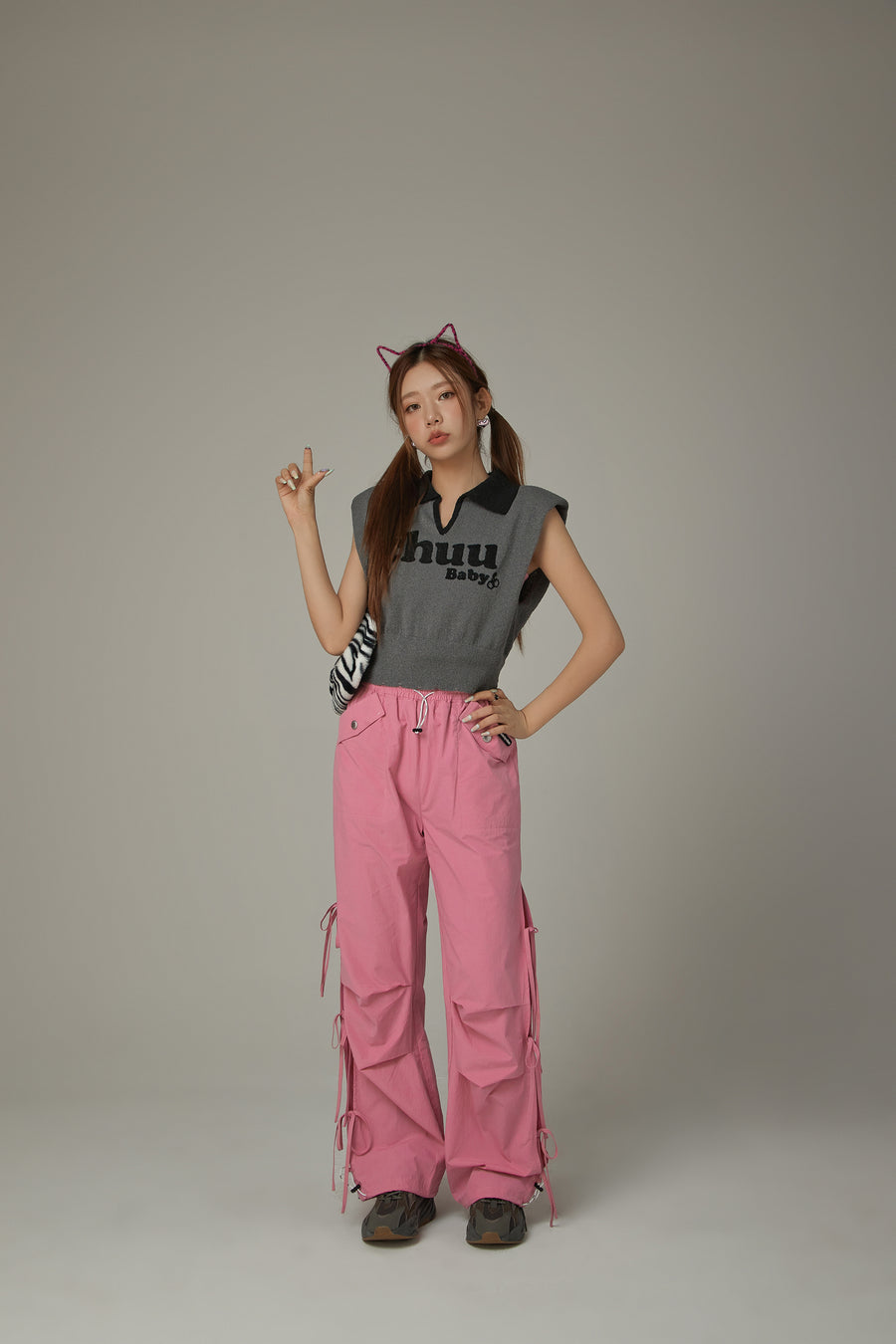 CHUU Logo Open Collar Cropped Knit Top