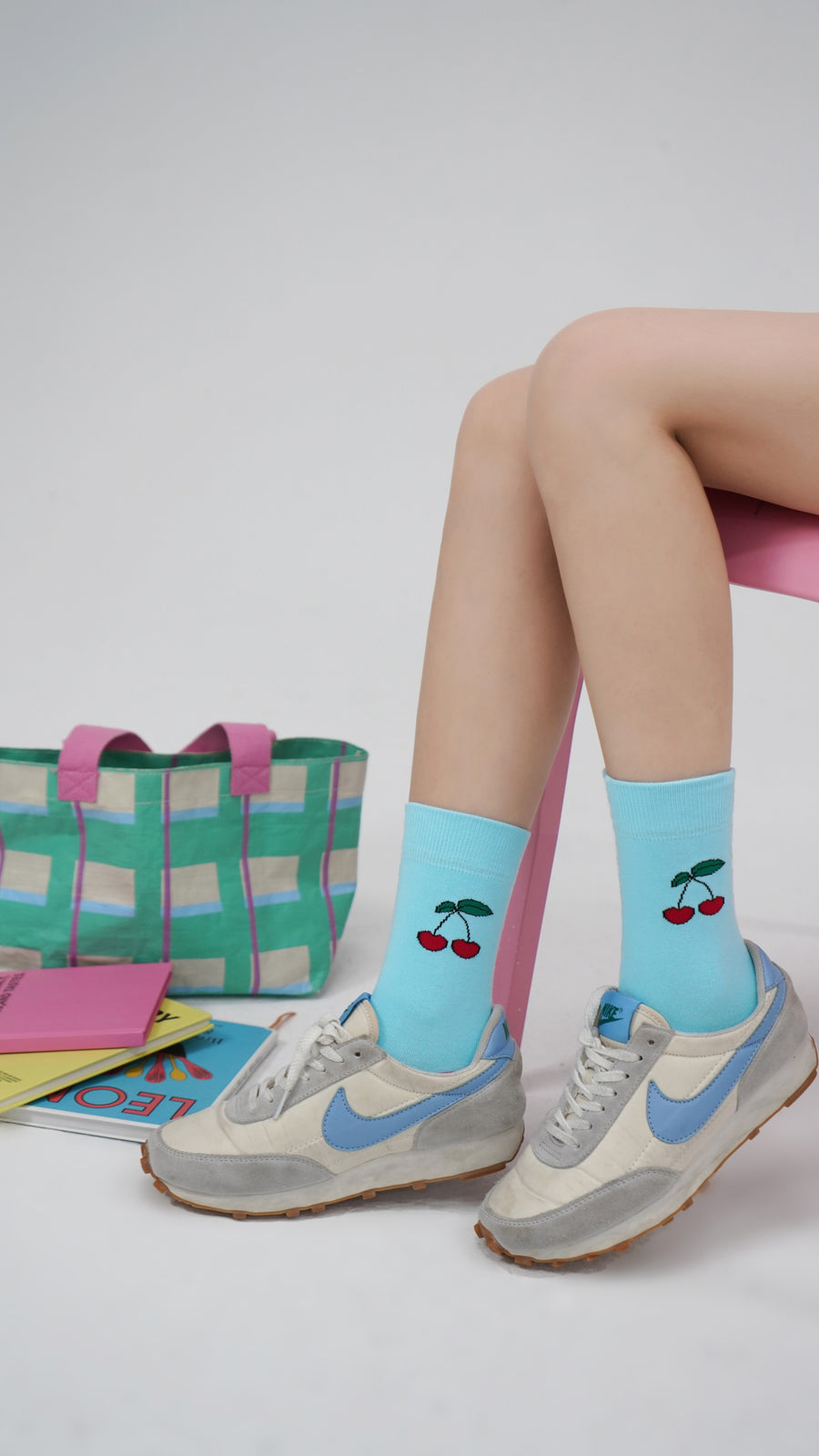 CHUU Color Two Toned Cherry High Socks