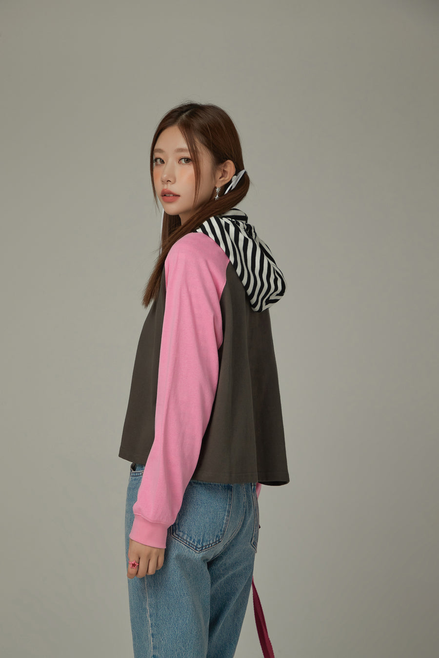 CHUU Two Toned Loose Fit Long Sleeve T-Shirt