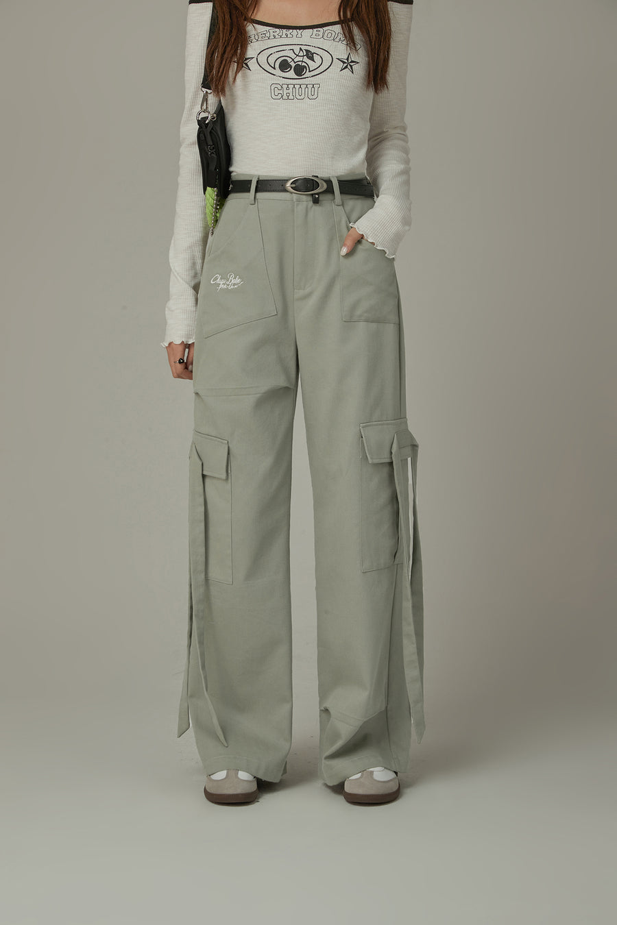 CHUU Trendy Wide Cargo Pockets Pants