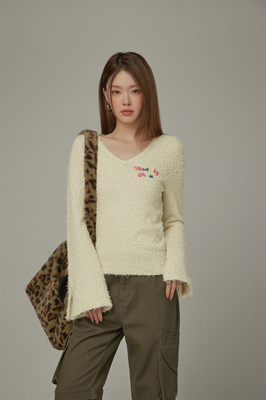 CHUU Rainbow Logo V-Neck Knit Sweater