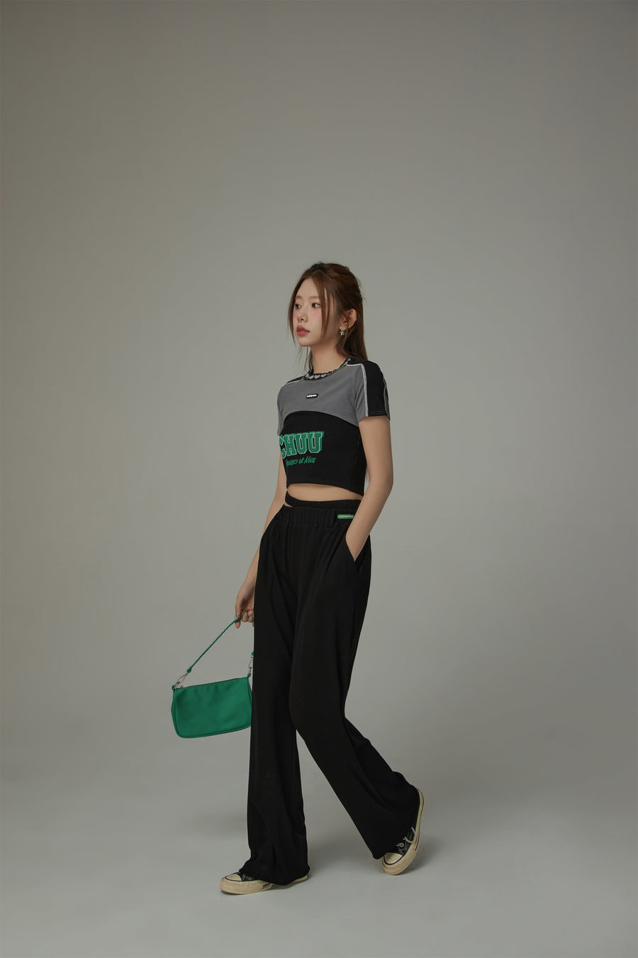 CHUU Contrast Ultra Cropped Heart Neckline T-Shirt