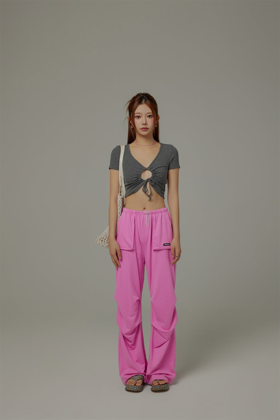 CHUU Front Keyhole String V-Neck Cropped Top