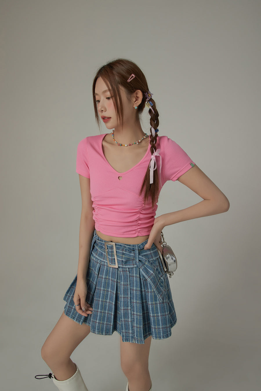 CHUU Color V-Neck Heart Keyhole Shirring Crop T-Shirt