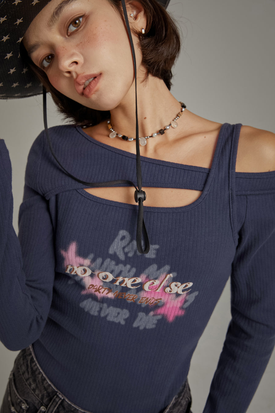 CHUU Lettering Rave Open Shoulder Layered T-Shirt