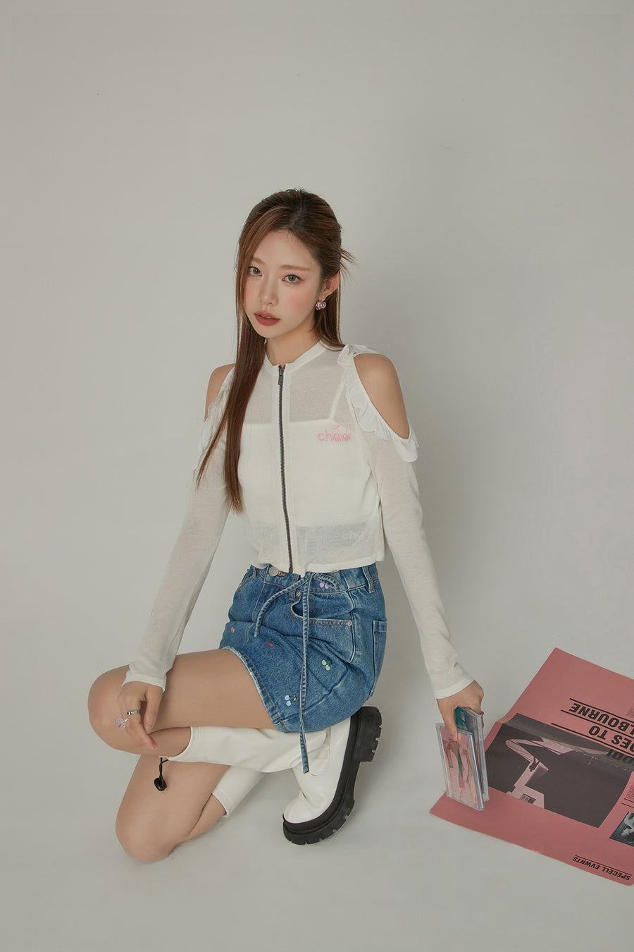 CHUU Frilly Off The Shoulder Zip-Up Cardigan