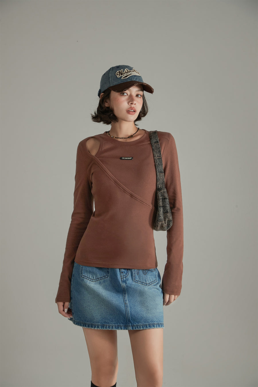 CHUU Layered Open Shoulder Simple T-Shirt