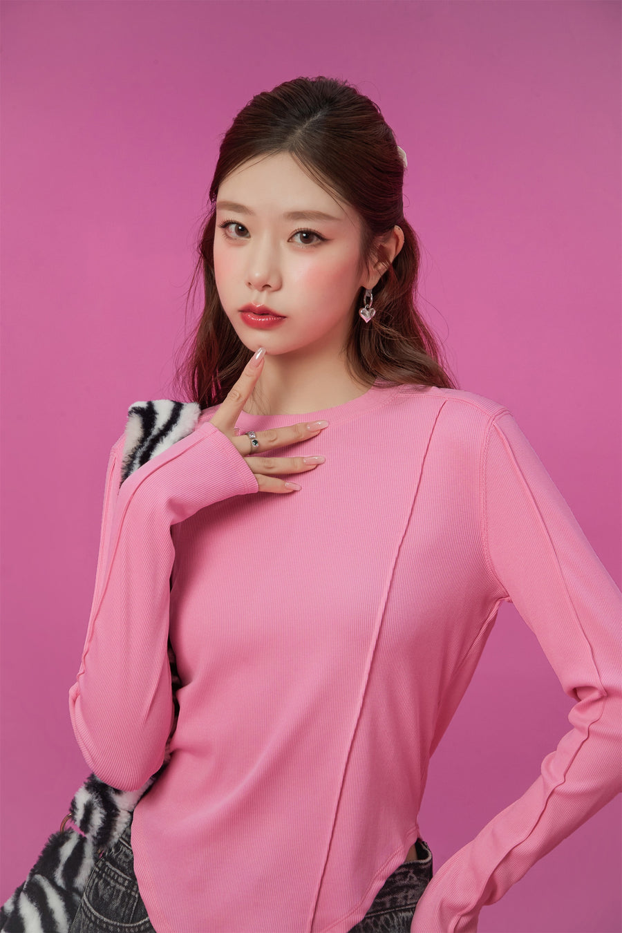 CHUU Embroidery Side Cut T-Shirt