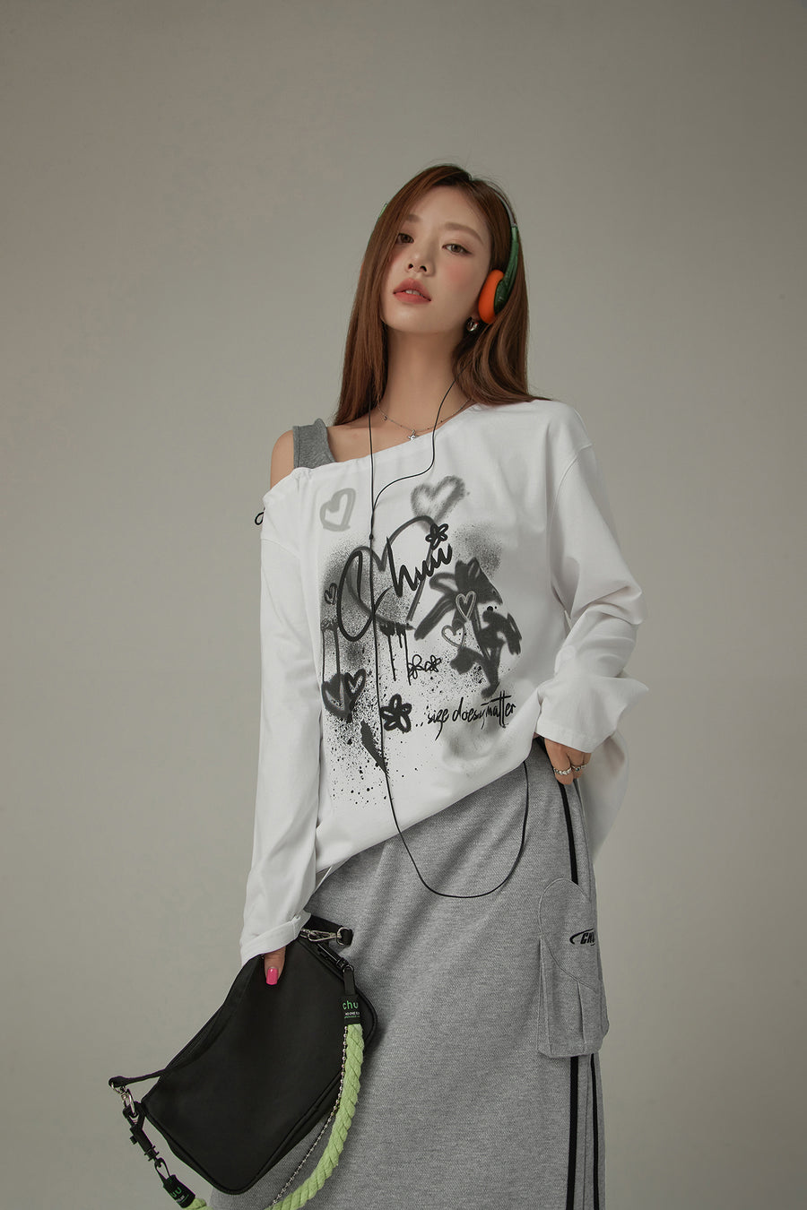 CHUU Heart Logo One Shoulder Long Sleeve T-Shirt