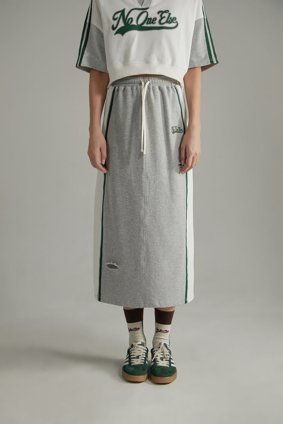 CHUU Vintage Distressed Colorblocked Drawstring Letter Embroidered Long Skirt