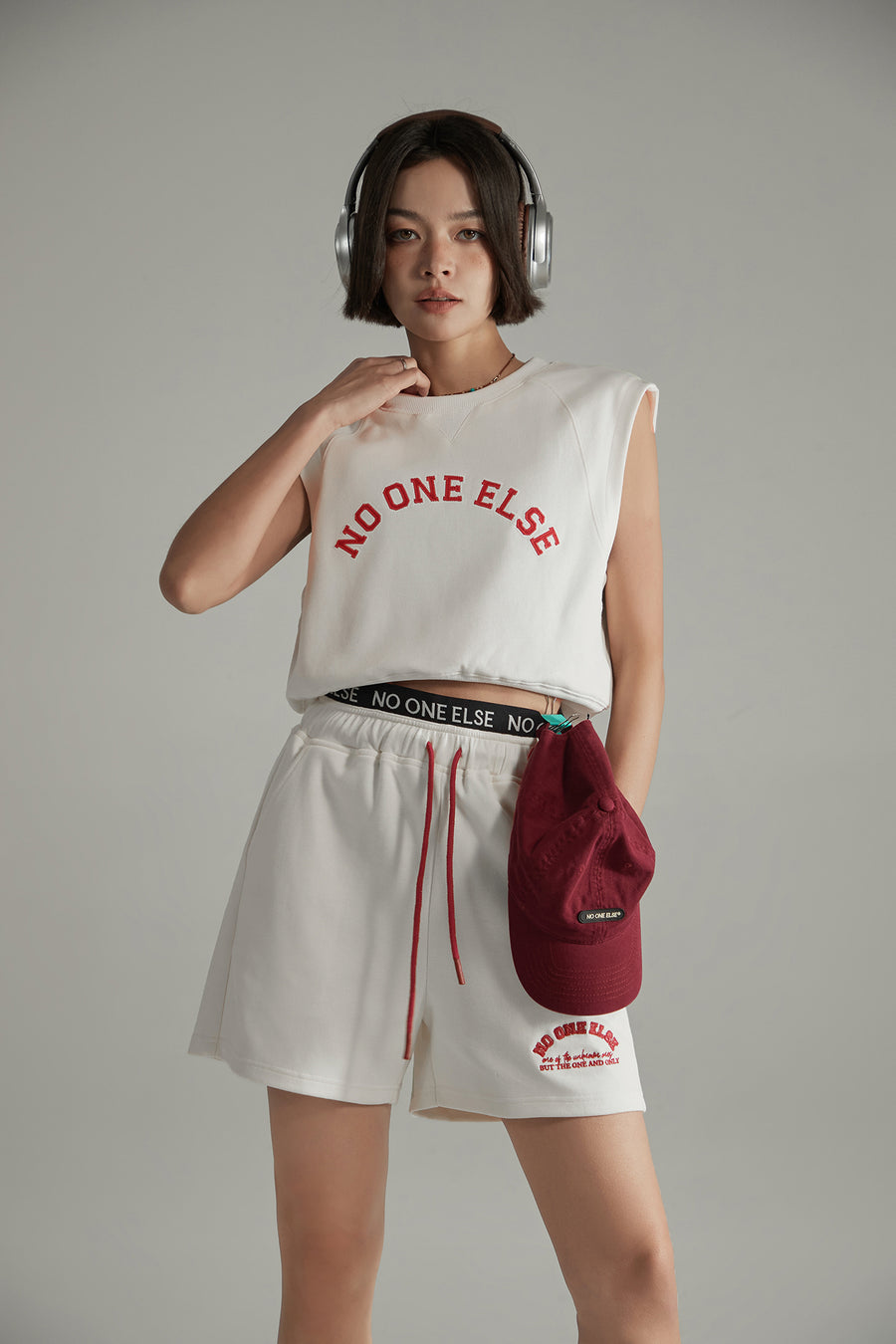 CHUU Noe Logo Cropped Sleeveless Sweatshirt