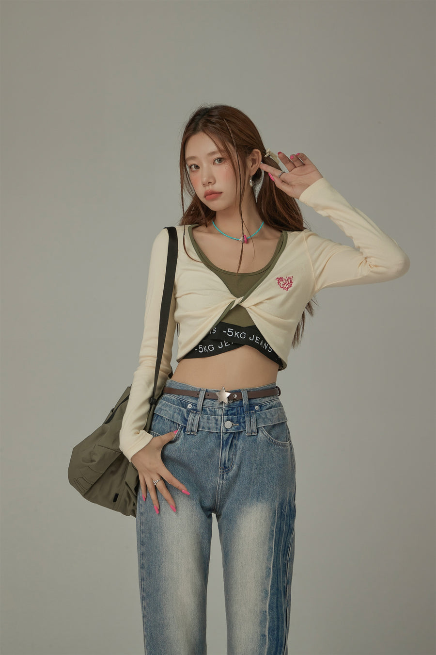 CHUU Embroidered Logo Twisted Cropped Cardigan