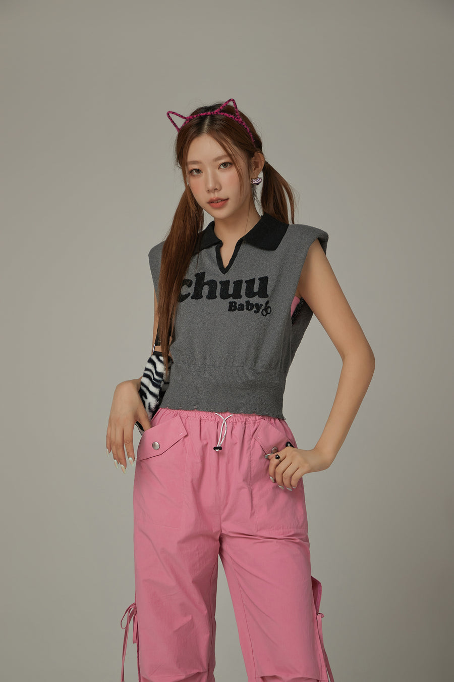 CHUU Logo Open Collar Cropped Knit Top