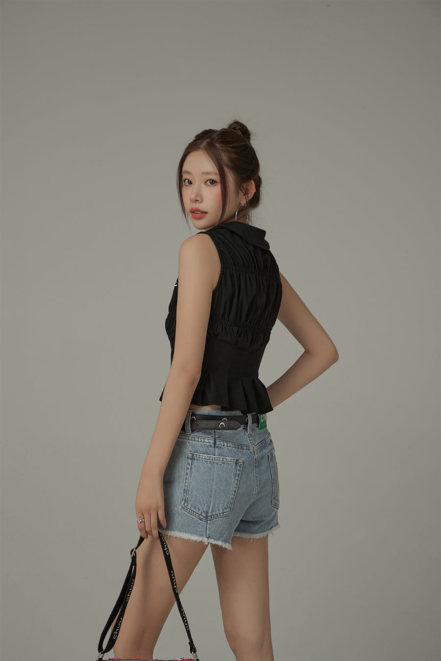 CHUU Fringed Hem Side Zippers Denim Shorts