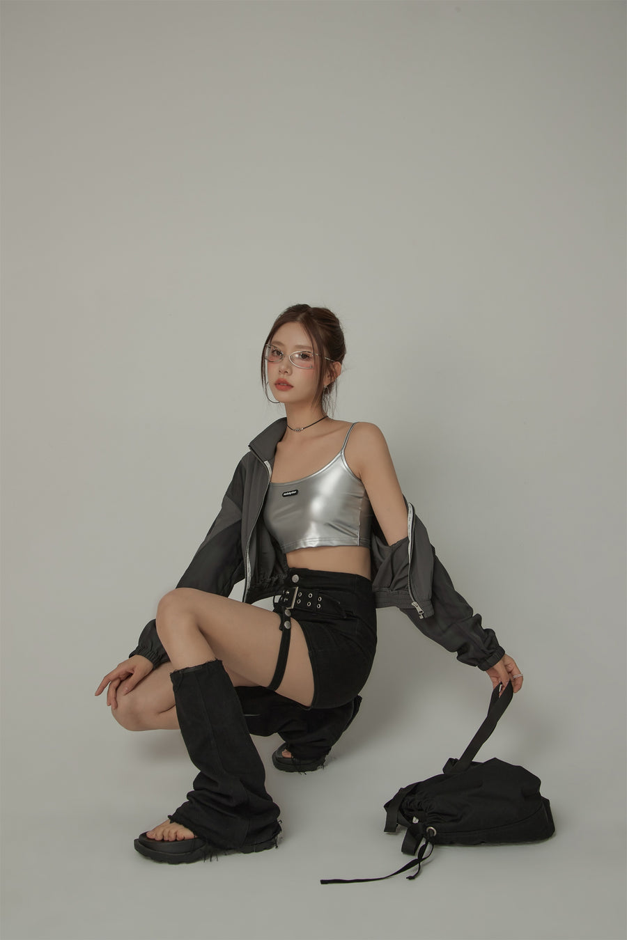 CHUU Hot Girl Sleeveless Slim Shiny Crop Top