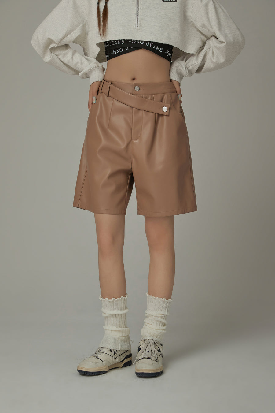 CHUU Pintuck Leather Shorts