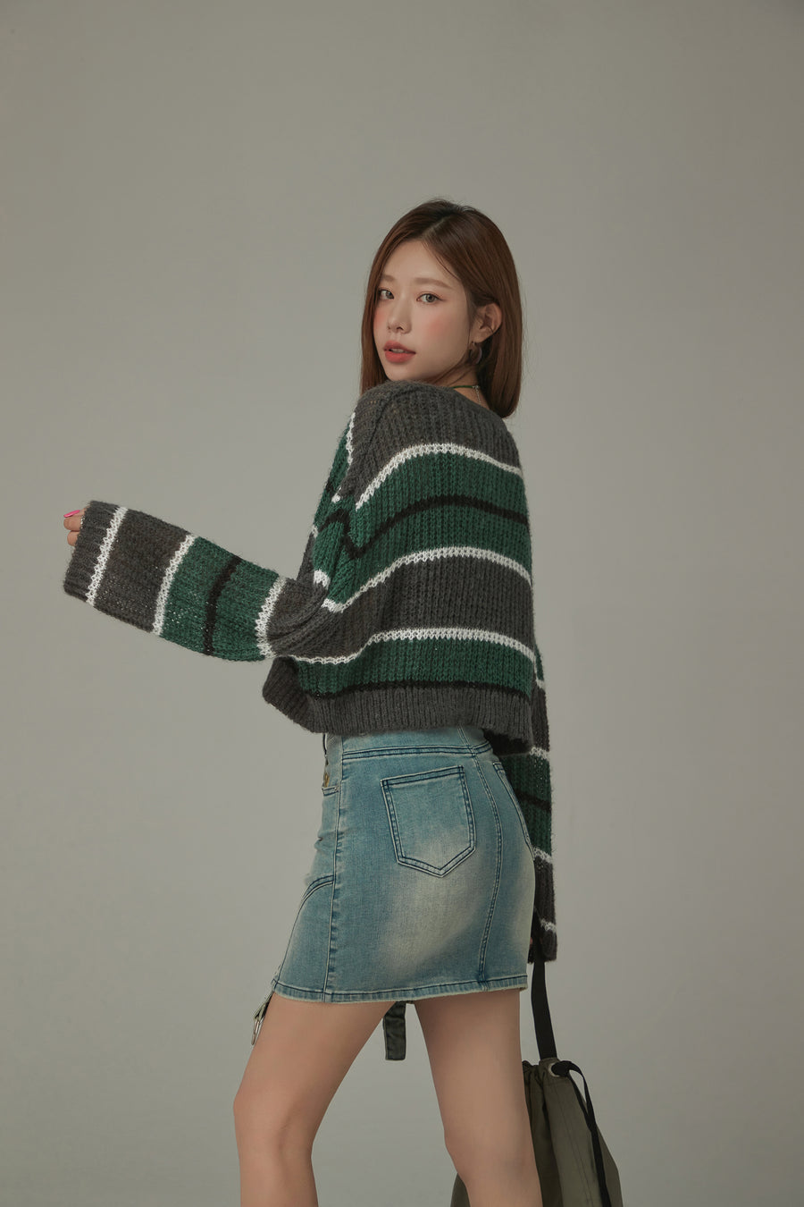 CHUU Color Combination Striped Cropped Knit Sweater