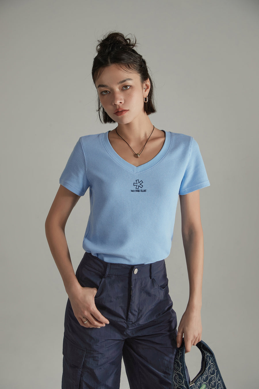 CHUU Logo V-Neck Waffle T-Shirt