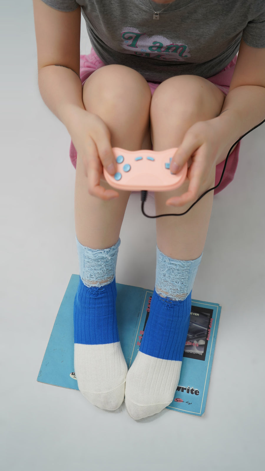 CHUU Cherry Color Distressed High Socks