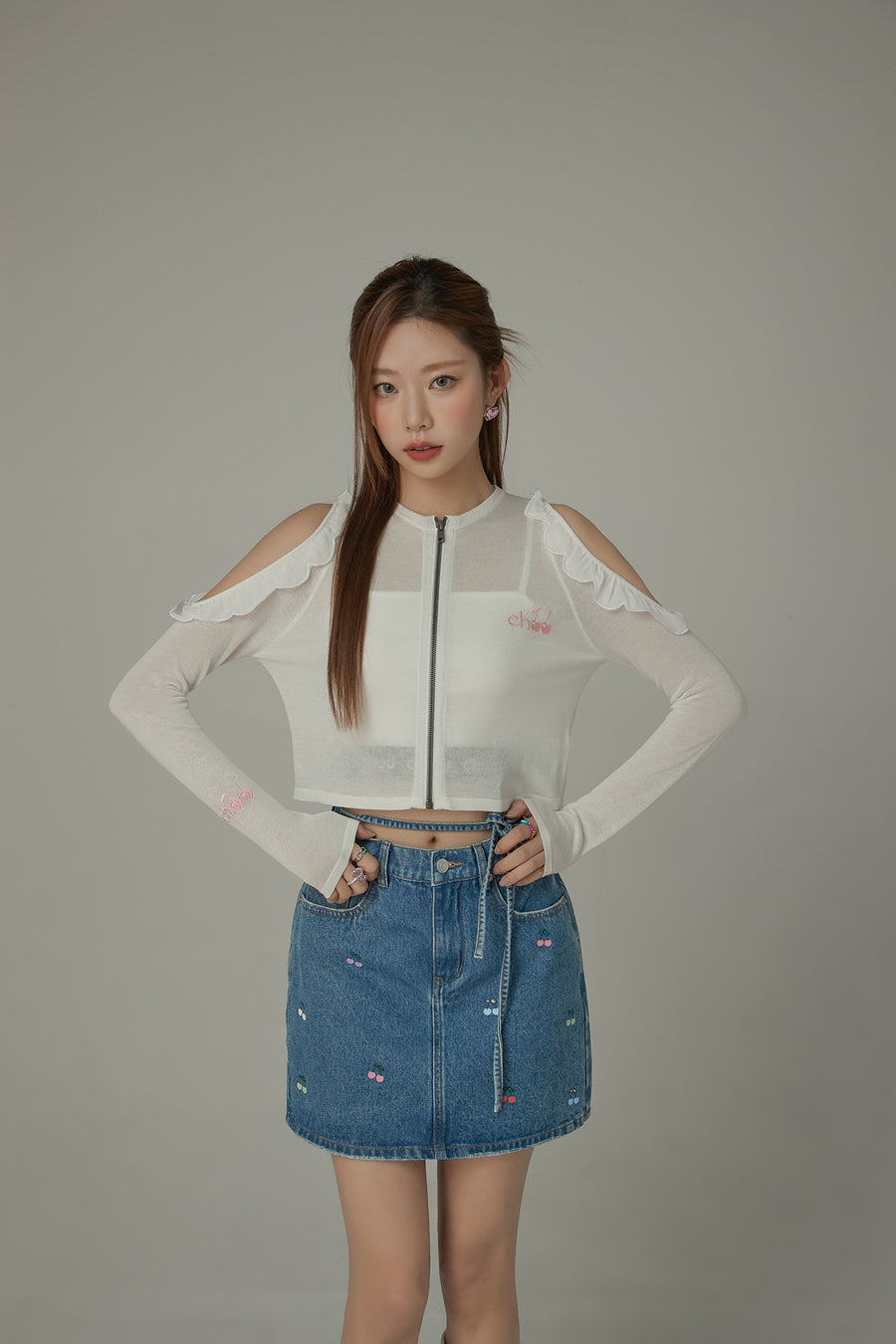 CHUU Frilly Off The Shoulder Zip-Up Cardigan