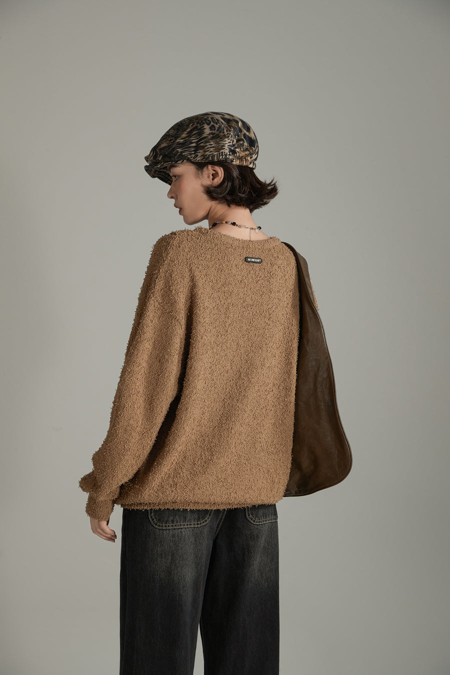 CHUU Logo Shoulder Split Loose Knit Sweater