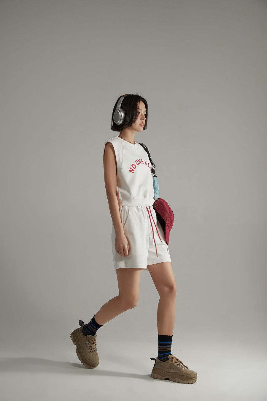 CHUU Noe Logo Cropped Sleeveless Sweatshirt