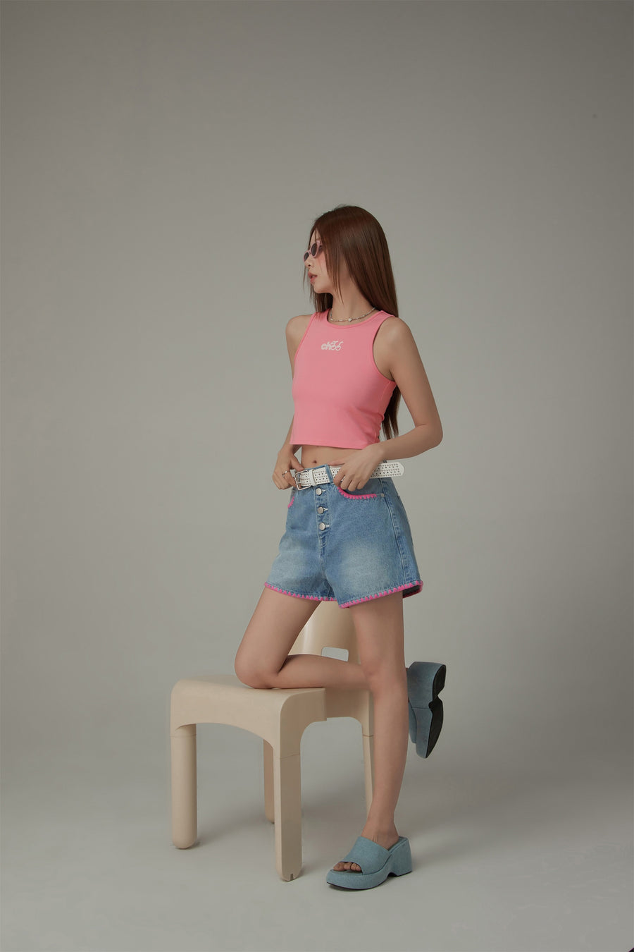 CHUU Color Line Button Denim Shorts