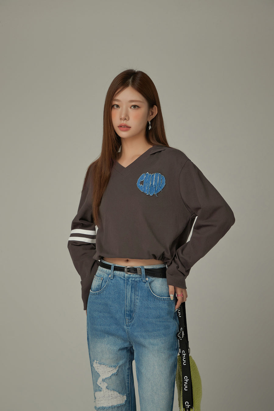 CHUU Logo Heart Crop Hoodie