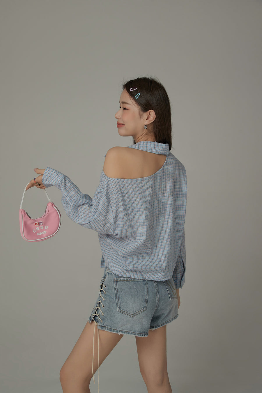 CHUU One-Shoulder Cut Out Check Tie-Up Shirt