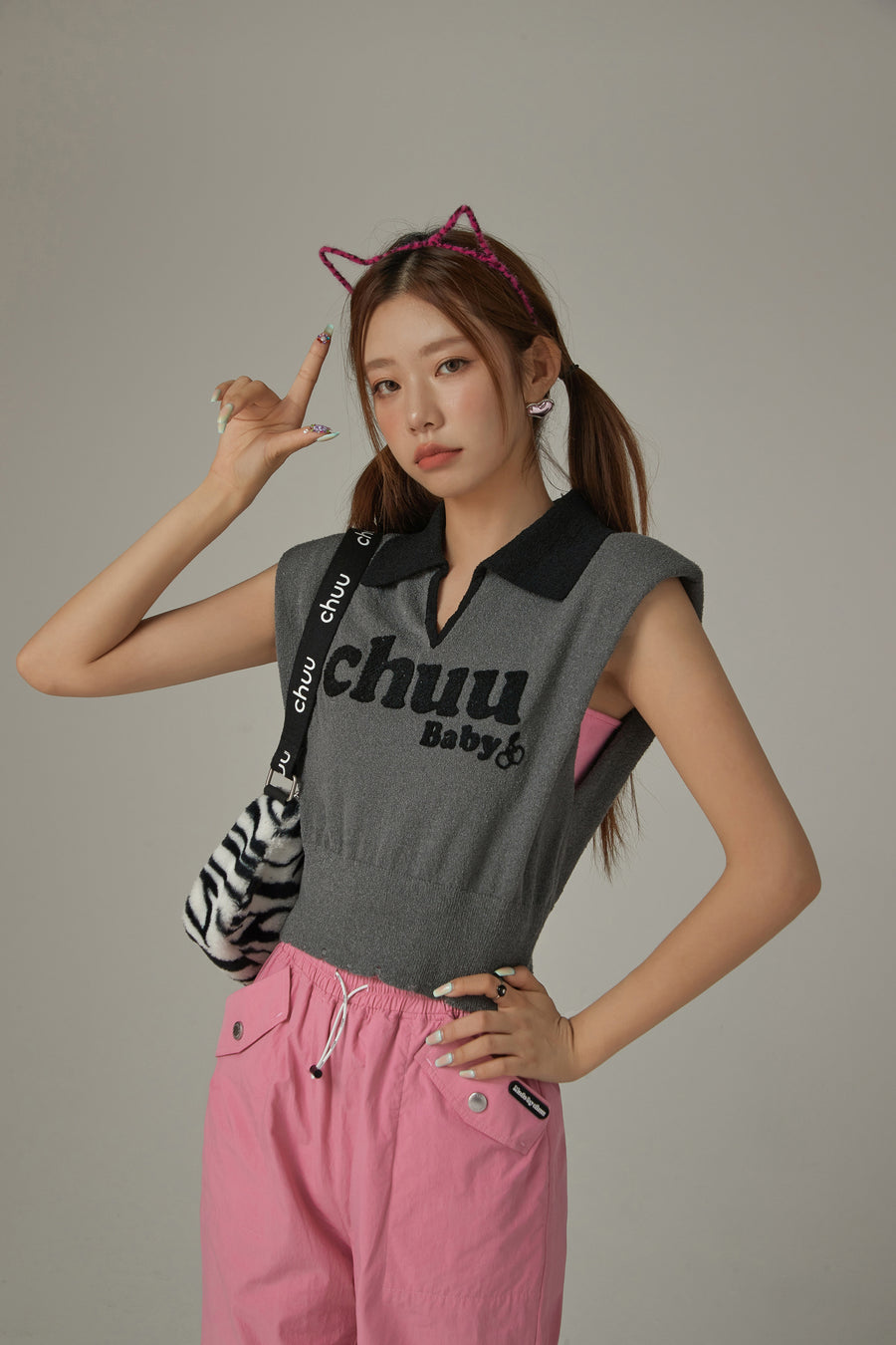 CHUU Logo Open Collar Cropped Knit Top