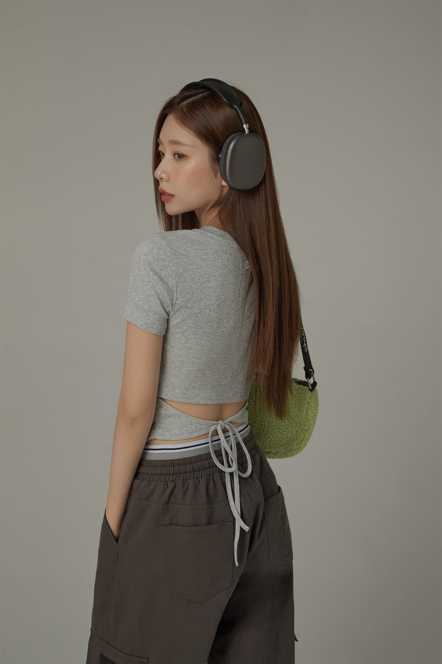 CHUU Back Ribbon V-Neck T-Shirt