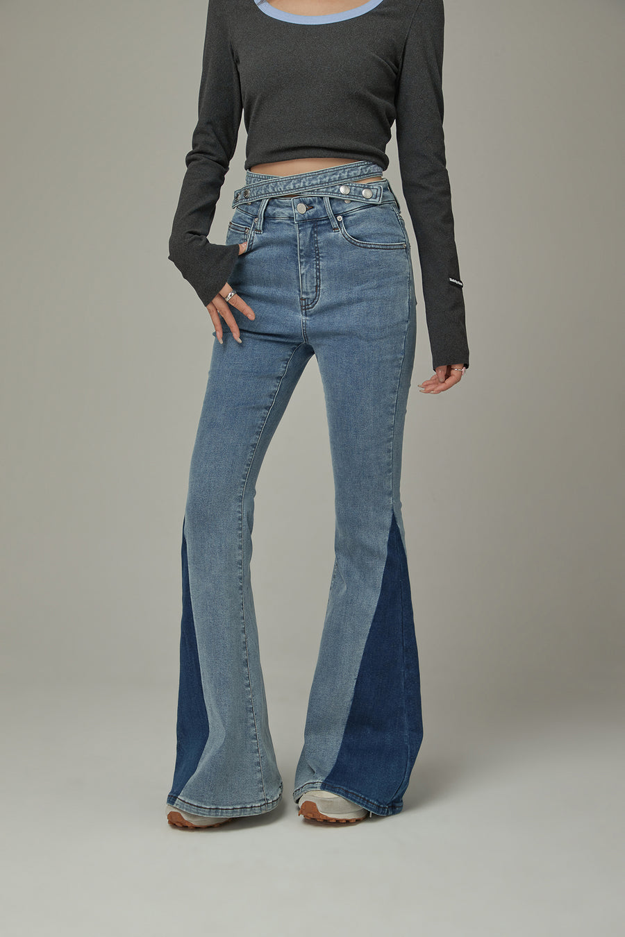 CHUU Criss Cross Belt Two Toned Bootcut Denim Pants